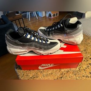 SIZE 9 - NIKE AIR MAX 95 BLACK MEDIUM BLUE - DH4754-001